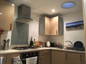 Fridge, microwave, oven, stovetop - Modern Holiday Home close to the Town Centre and the Beach (Newquay)