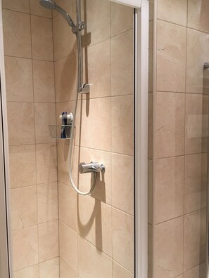 Towels, toilet paper - Modern Holiday Home close to the Town Centre and the Beach (Newquay)