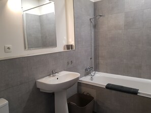 Bathtub, hair dryer, towels - House / Villa - Clermont de Beauregard (Clermont-De-Beauregard)