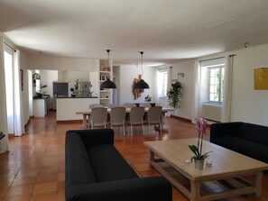 Télévision, cheminée, lecteur de DVD, baby-foot