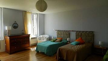 2 bedrooms, iron/ironing board, free WiFi, bed sheets