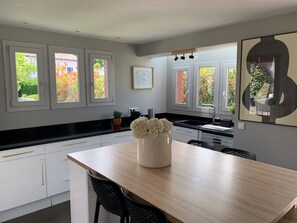 Fridge, microwave, oven, stovetop - Biarritz, Quiet house for 8 ps with south facing pool 10 minutes from the beaches (Arcangues)