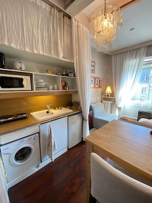Réfrigérateur, micro-ondes, four, plaque de cuisson