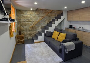 TV - House in the Typical Center of Porto with WiFi and Ac (Porto)