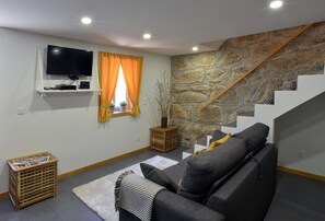TV - House in the Typical Center of Porto with WiFi and Ac (Porto)