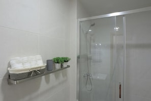 Douche, sèche-cheveux, serviettes fournies, savon