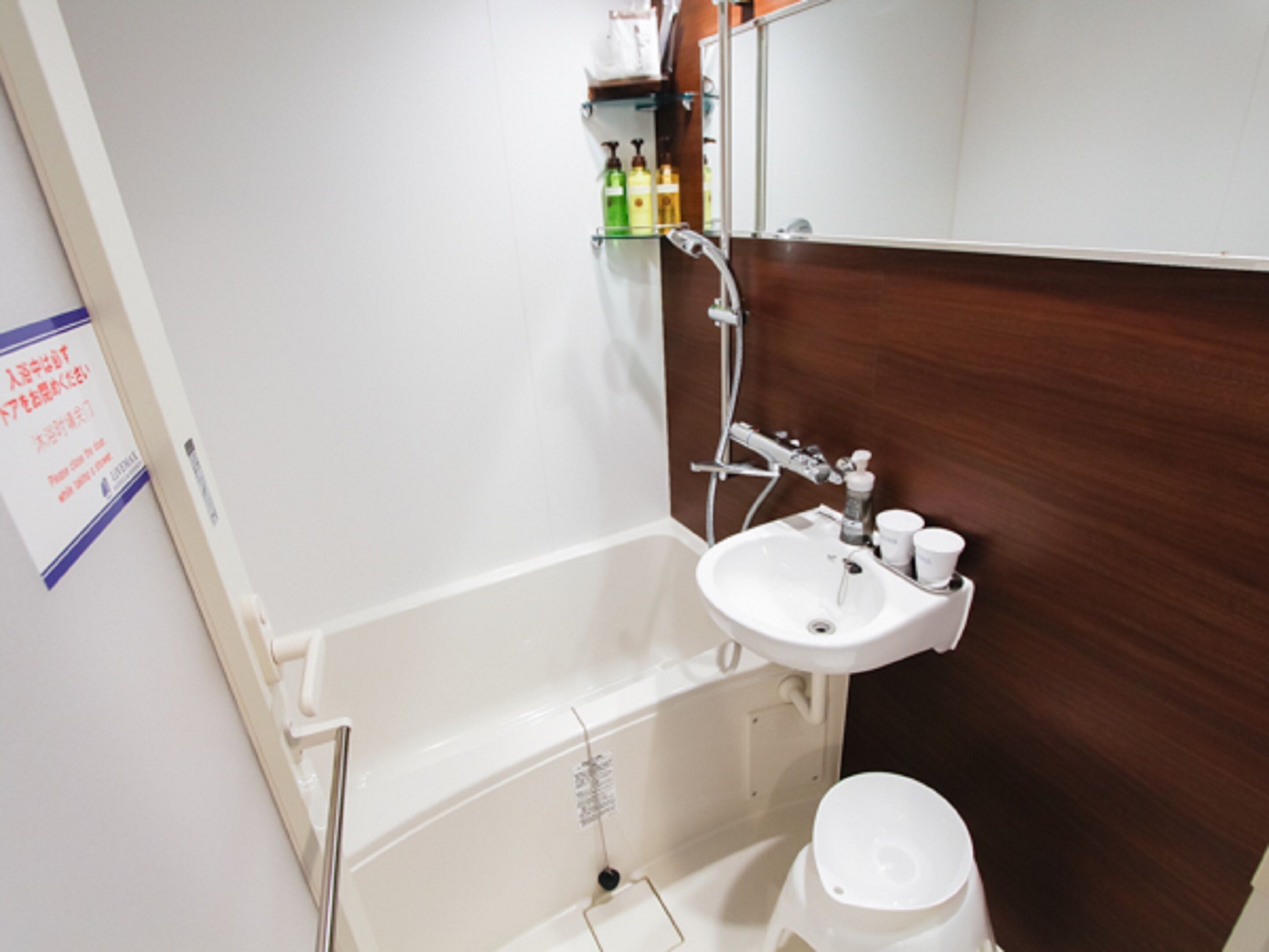 combined shower/bathtub, deep-soaking bathtub, free toiletries