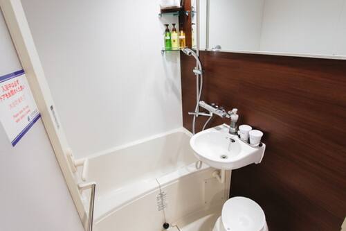 Een bad/douchecombinatie, een diep bad, gratis toiletartikelen