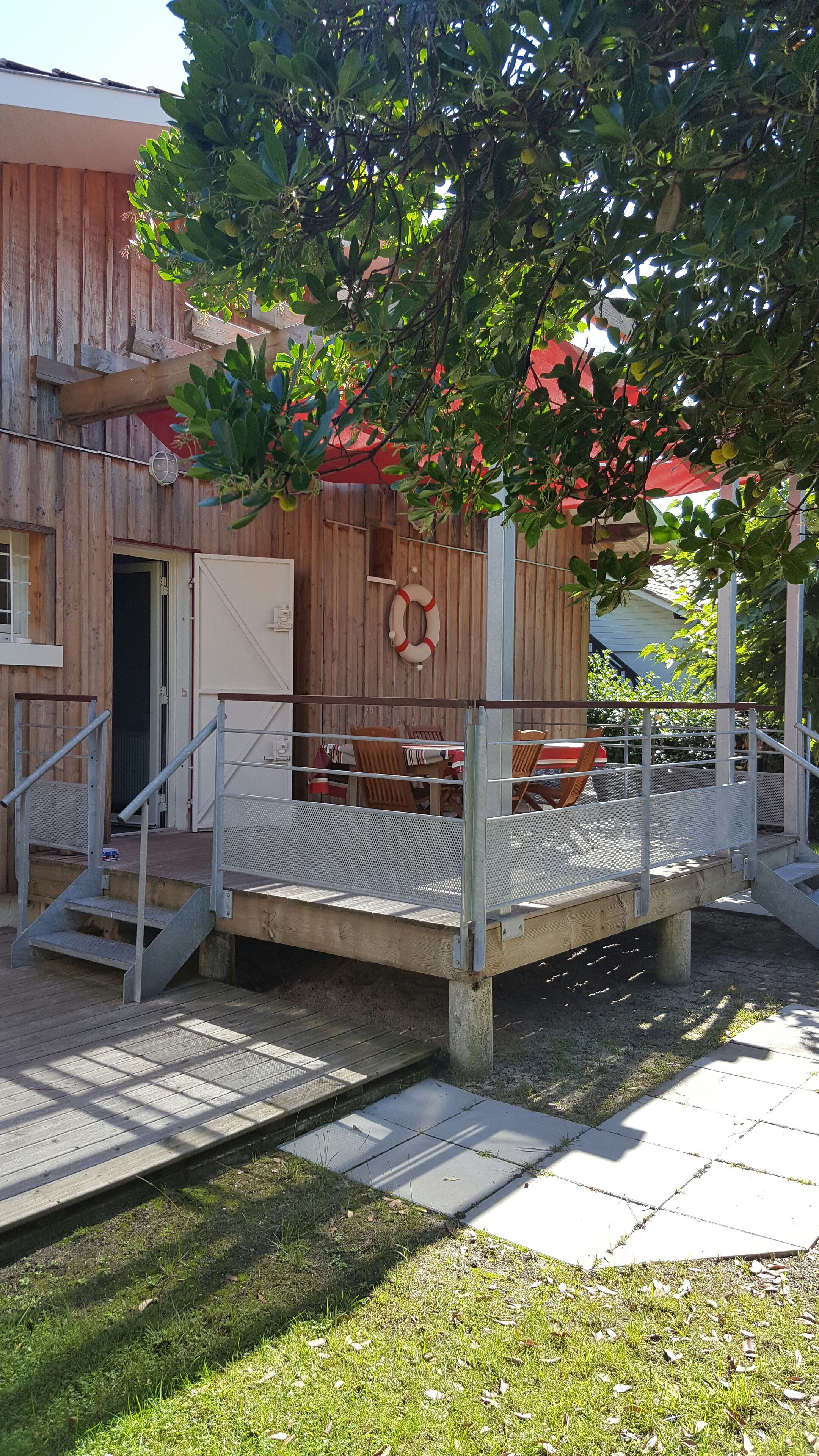 terrasse  soleil  tous les  après-midi  accès direct  cuisine 