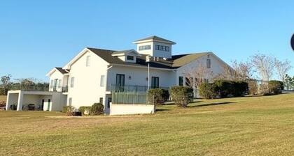 Country Retreat on private 40ac Lake. 250 acres.9 Bedrooms + 2 Dorms -Sleeps 43