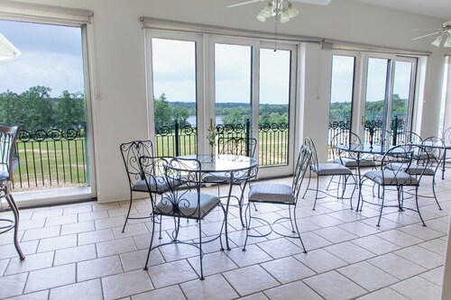 Country Retreat on private 40ac Lake. 250 acres.9 Bedrooms + 2 Dorms -Sleeps 43