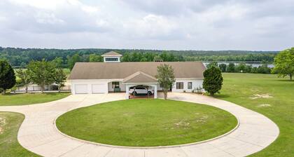 Maatila - 9 makuuhuonetta + 2 asuntolaa (nukkuu 37) Upeat näkymät järvelle