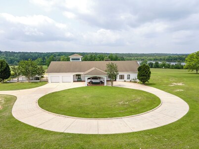 Country Retreat on private 40ac Lake. 250 acres.9 Bedrooms + 2 Dorms -Sleeps 43 