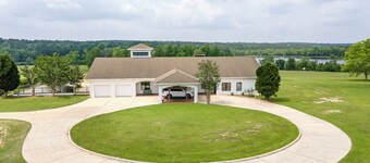 Country Retreat on private 40ac Lake. 250 acres.9 Bedrooms + 2 Dorms -Sleeps 43