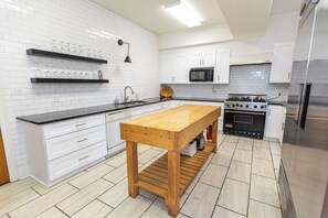 Køleskab, mikrobølgeovn, ovn, kogeplade