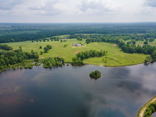 Country Retreat on private 40ac Lake. 250 acres.9 Bedrooms + 2 Dorms -Sleeps 43 