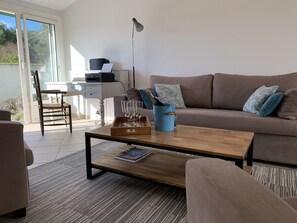 TV, fireplace, books, stereo