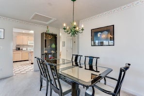 Dining - 1 BLOCK TO BEACH, Delightful & Spacious, 3 BR/3.5BA Virginia Beach Vacation (Virginia Beach)