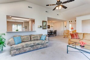 TV - 1 BLOCK TO BEACH, Delightful & Spacious, 3 BR/3.5BA Virginia Beach Vacation (Virginia Beach)
