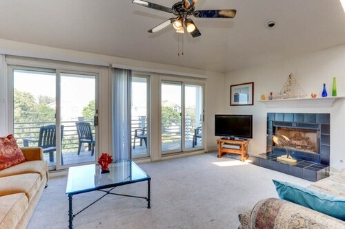 1 BLOCK TO BEACH, Delightful & Spacious, 4 BR/3.5BA Virginia Beach Vacation