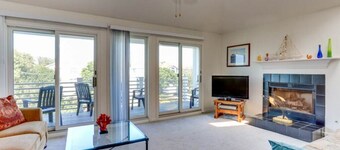 1 BLOCK TO BEACH, Delightful & Spacious, 4 BR/3.5BA Virginia Beach Vacation