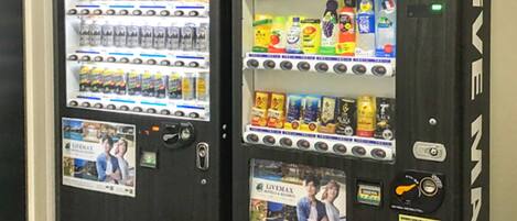 Un distributeur automatique proposant une variété de boissons et d’en-cas, notamment des produits de la marque Kirin et d’autres marques.