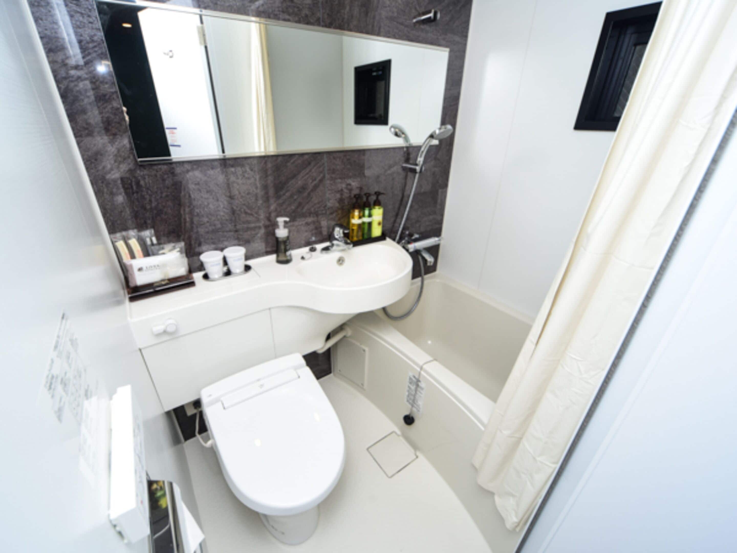 combined shower/bathtub, deep-soaking bathtub, free toiletries