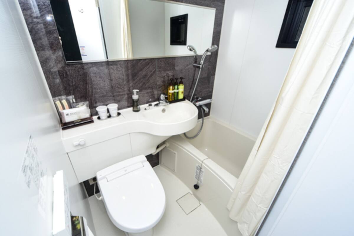 combined shower/bathtub, deep-soaking bathtub, free toiletries