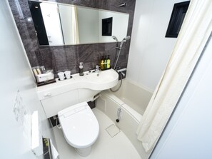 Combined shower/tub, deep soaking tub, free toiletries, hair dryer - HOTEL LiVEMAX Hakataeki Minami (Fukuoka)