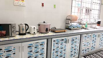 Rumah | Dapur pribadi | Lemari es di ruangan bersama dan microwave di ruangan umum