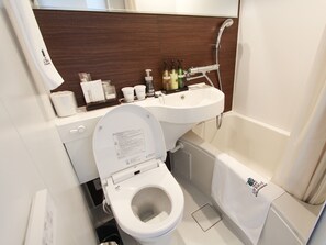 Combined shower/tub, deep soaking tub, free toiletries, hair dryer - Hotel Livemax Osaka Yodoyabashi (Osaka)