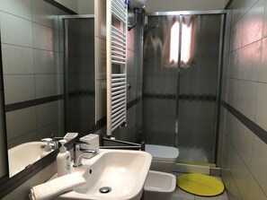 Doccia, asciugacapelli, bidet, asciugamani