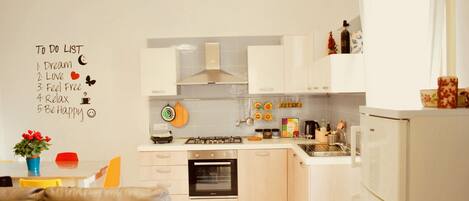 Kühlschrank, Ofen, Herdplatte, Geschirrspüler