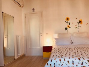 2 bedrooms, desk, iron/ironing board, WiFi - New "Annurca" apartment with terrace (Napoli)