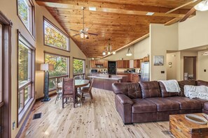 Téléviseur connecté, foyer, lecteur de DVD, livres