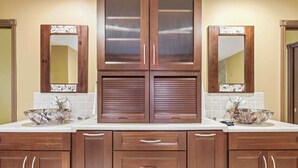 A bathroom with two sinks, wooden cabinets, and a large mirror above the sinks. - Chimney Mountain Chalet - Spacious Pet Friendly Chalet for the Whole Family (Sautee Nacoochee)
