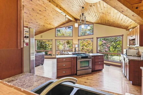 Chimney Mountain Chalet - Free Spring Night