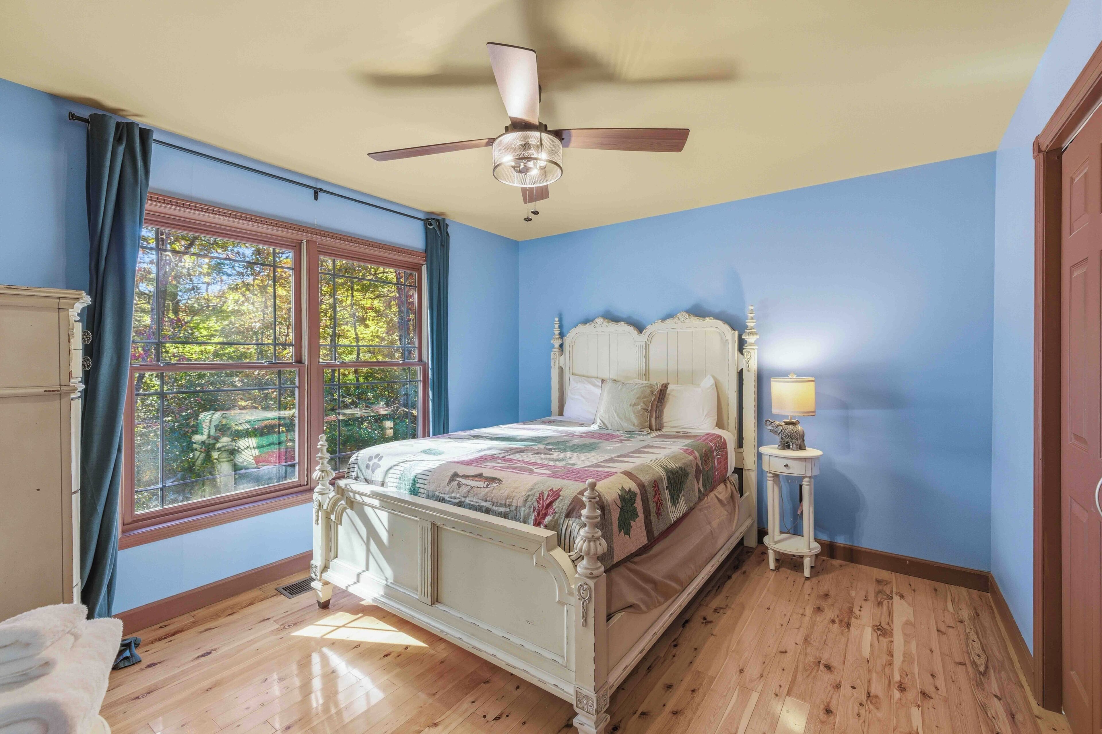 3 bedrooms, iron/ironing board, internet, bed sheets