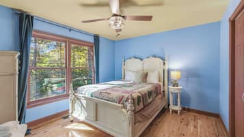 3 bedrooms, iron/ironing board, internet, bed sheets