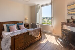 2 Schlafzimmer, Betten mit Memory-Foam-Matratzen, Bügeleisen/Bügelbrett