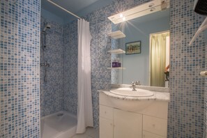 Towels, soap, shampoo, toilet paper