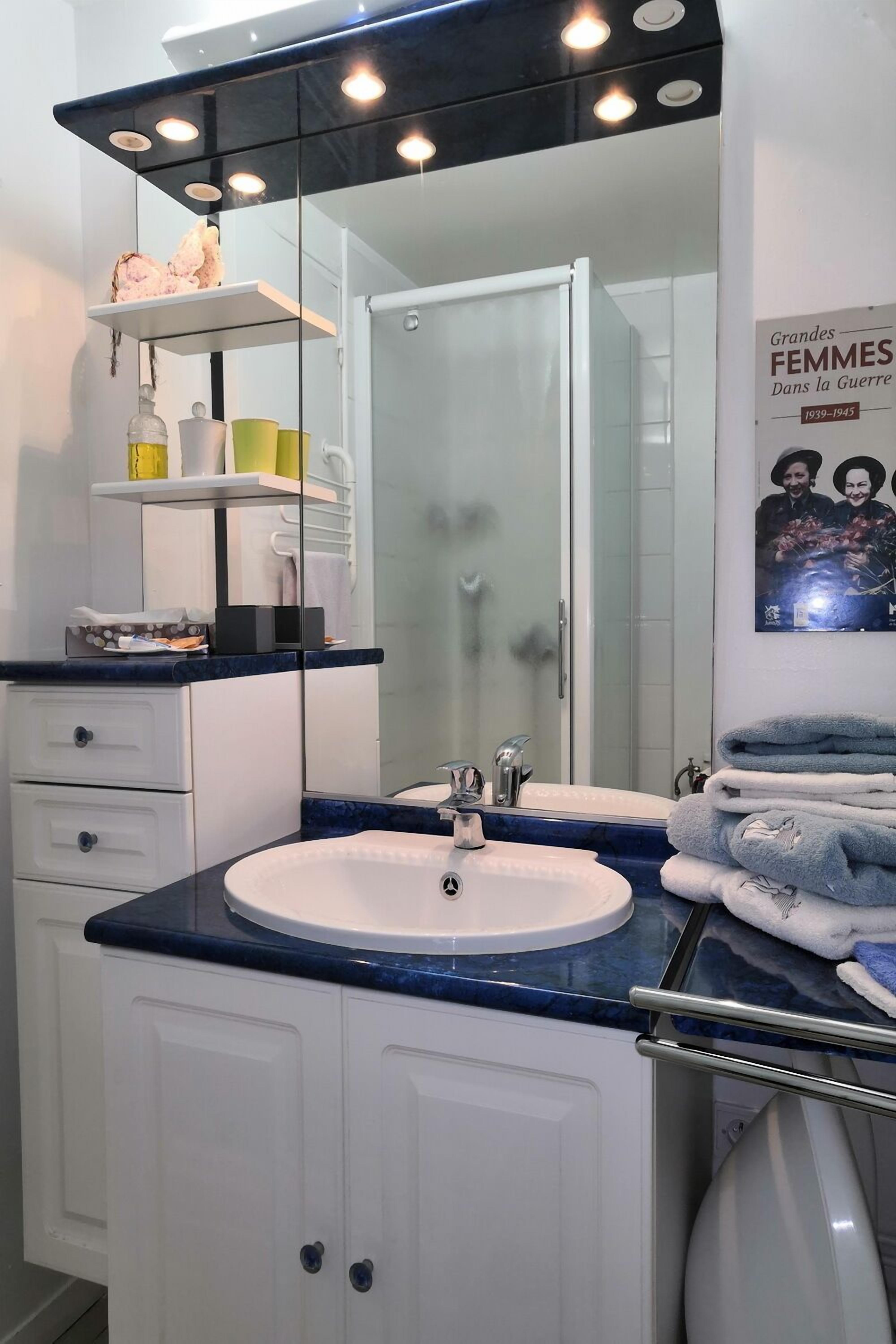 Douche, sèche-cheveux, serviettes fournies, savon