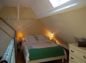 1 slaapkamer, een strijkplank/strijkijzer, reisbedje, gratis wifi