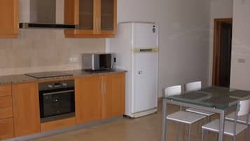 Geladeira, micro-ondas, fogão, cooktop