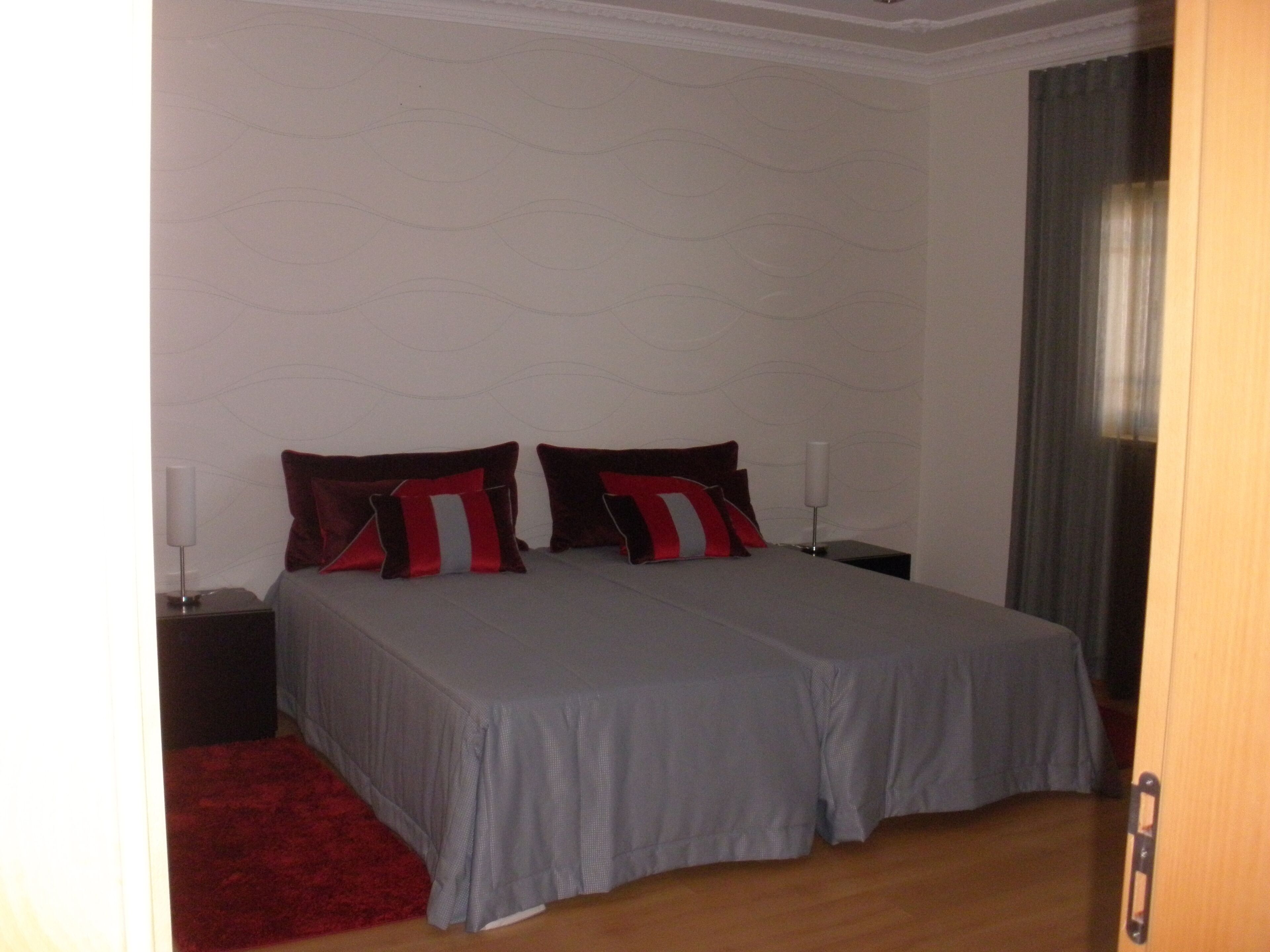 3 habitaciones, tabla de planchar con plancha, internet y ropa de cama 