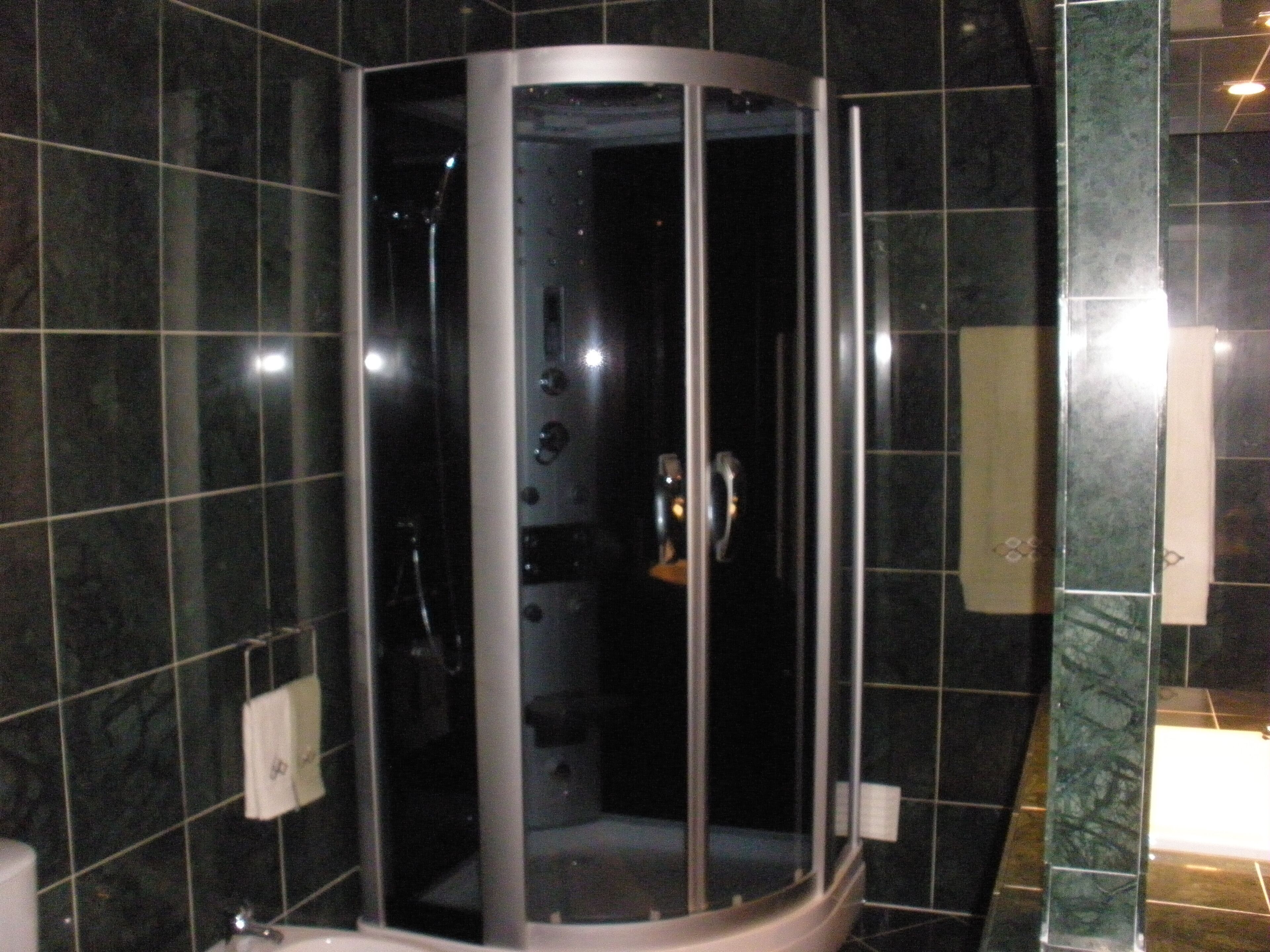 Ensemble douche/baignoire, sèche-cheveux, bidet, serviettes fournies