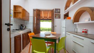 Frigorifero, forno, piano cottura, macchina per tè/caffè