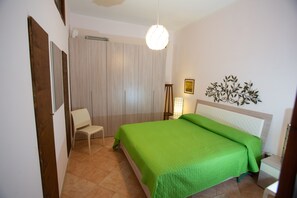 2 bedrooms, in-room safe, iron/ironing board, free WiFi - OLIVE TREE HOUSE: • wi-fi • private garden • porch • amazing sea and hills view (Rocca di Capri Leone)