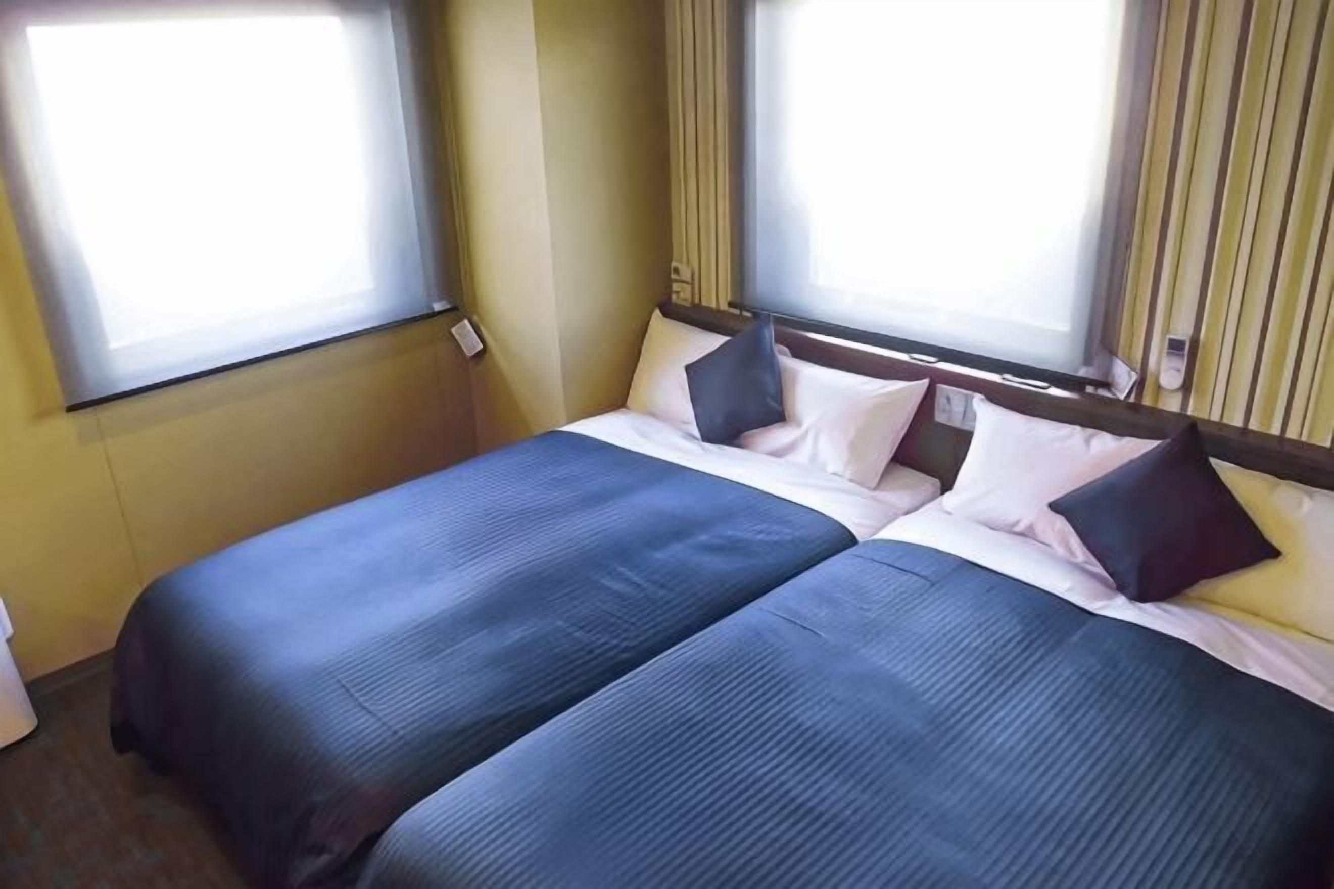 Escritorio, cortinas opacas, wifi gratis y ropa de cama