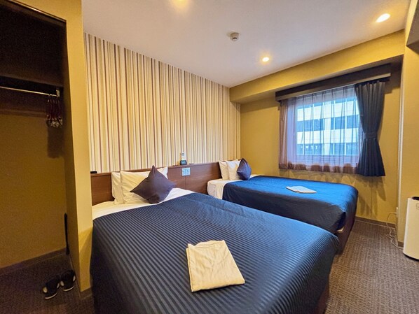 Työpöytä, pimennysverhot, ilmainen Wi-Fi, vuodevaatteet